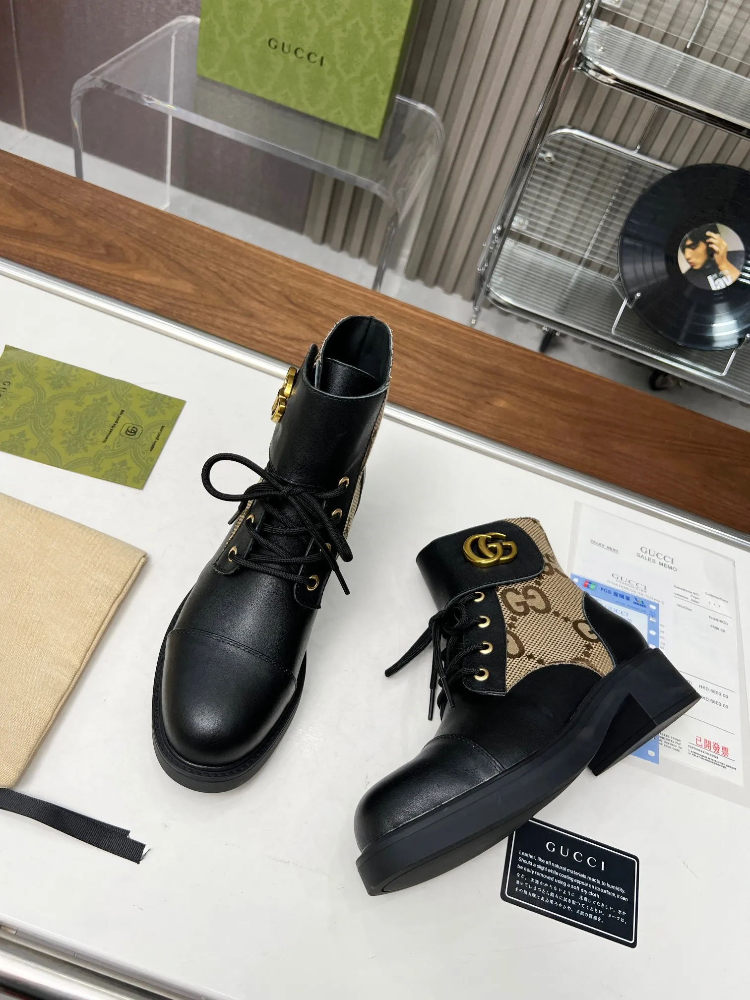 👟👟Ex-factory price 520👟👟The latest model from GUCCI. The counters are updated simultaneously. Classic styles are revitalized with iconic brand logo elements. The Velcro adhesive design on the shoe collar is easy to put on and take off. The upper leg looks great. Fabric: first layer cowhide/cowhide lining. Code number: 35-42#